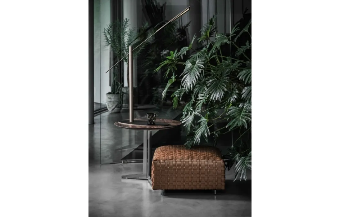 Pouf Bangkok in cuoio intrecciato con struttura in legno massello di Flexform