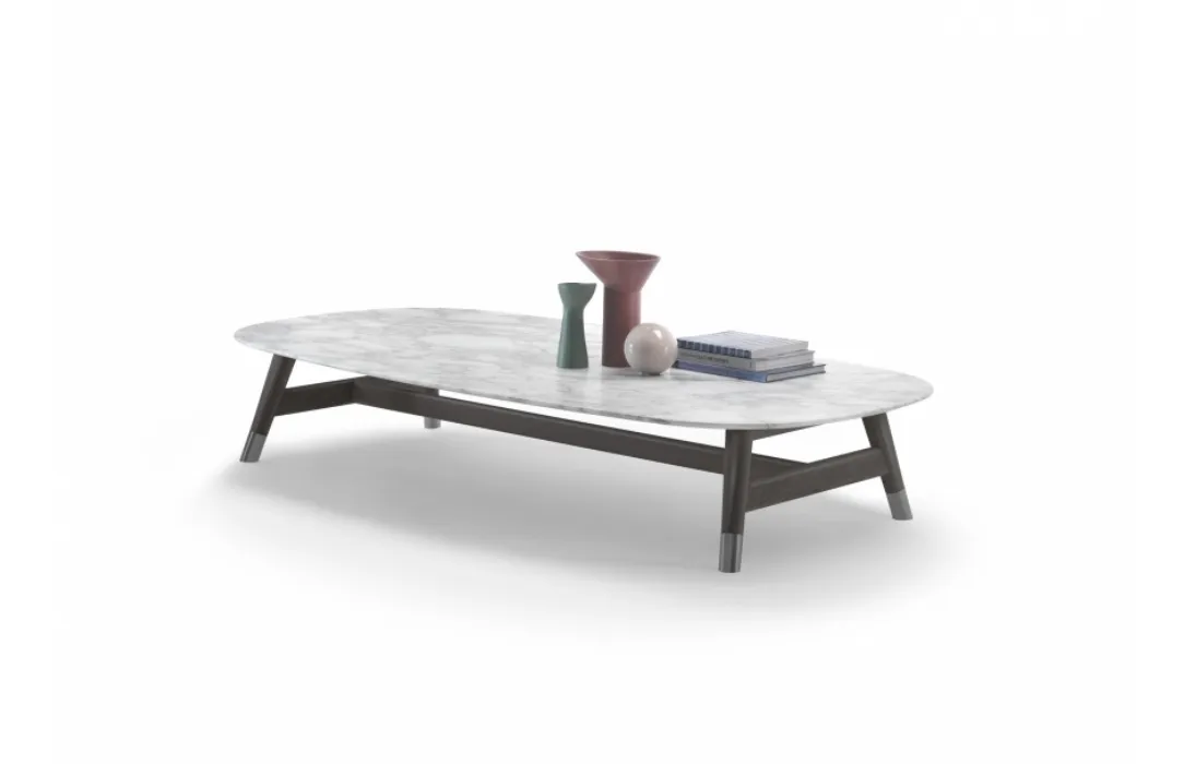 Tavolino Desco con top in marmo bianco di Carrara e base in legno massello di Flexform