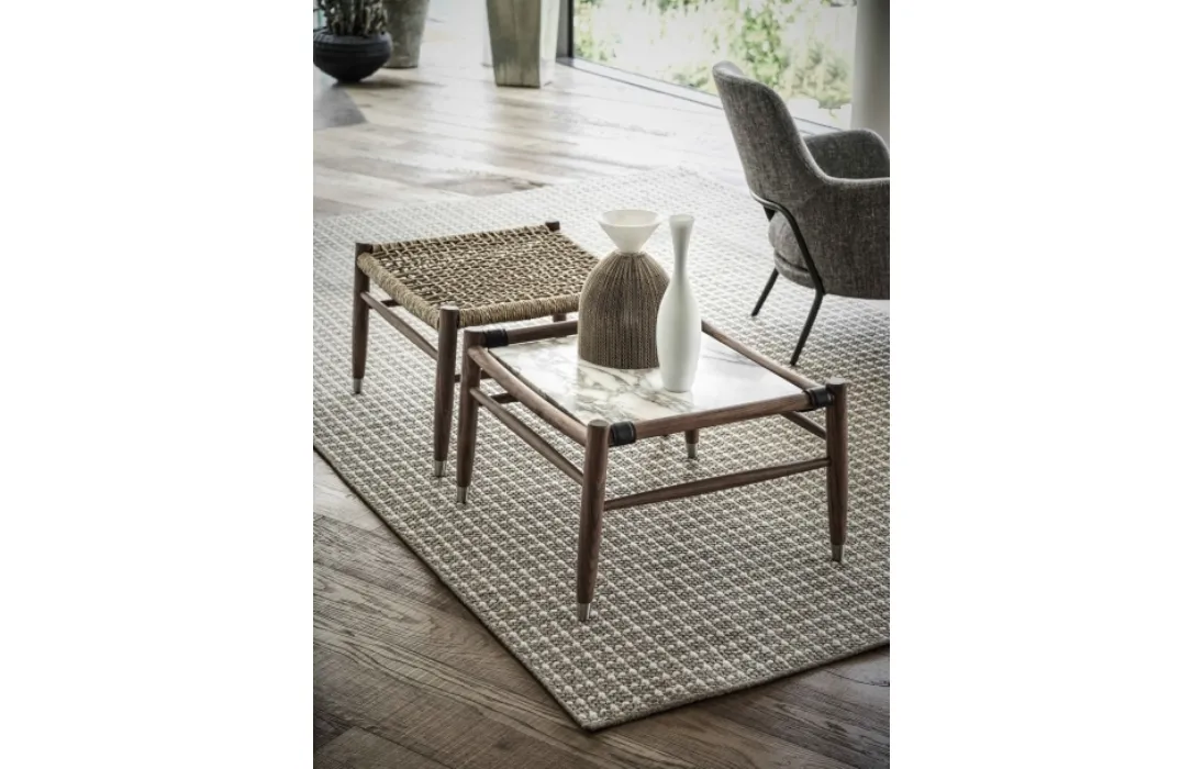 Tavolino Tessa in legno massello con top in marmo o in cordino intrecciato di Flexform