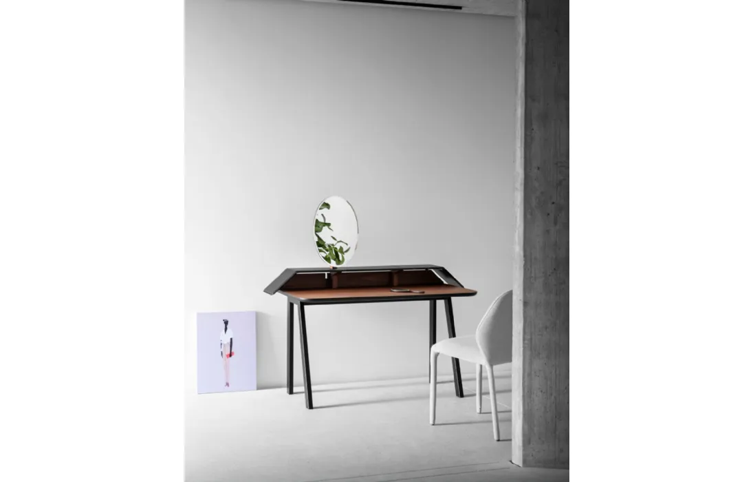 Scrittoio con top in Noce Canaletto e fascia in cuoio con specchio e base in Frassino Nero Tolda di Miniforms
