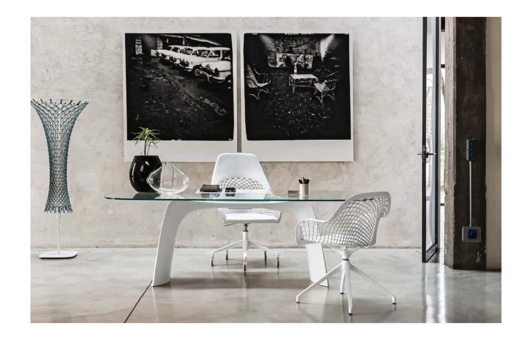 Lampada in metallo con rete in cuoio Guapa Floor Lamp di Midj