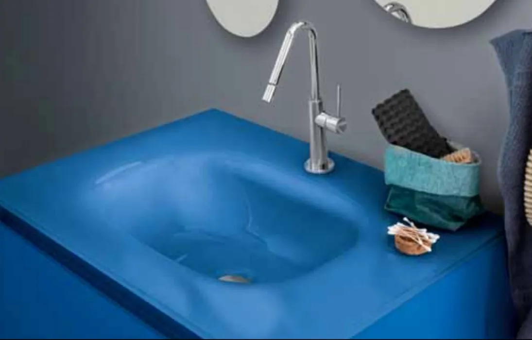 Mobile bagno sospeso di design con top in vetro laccato lucido blu genziana Campus 05 di Birex