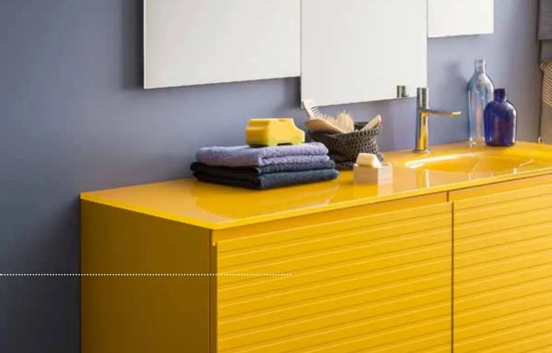 Mobile da bagno sospeso in laccato opaco e top in vetro lucido giallo Memento 05 di Birex