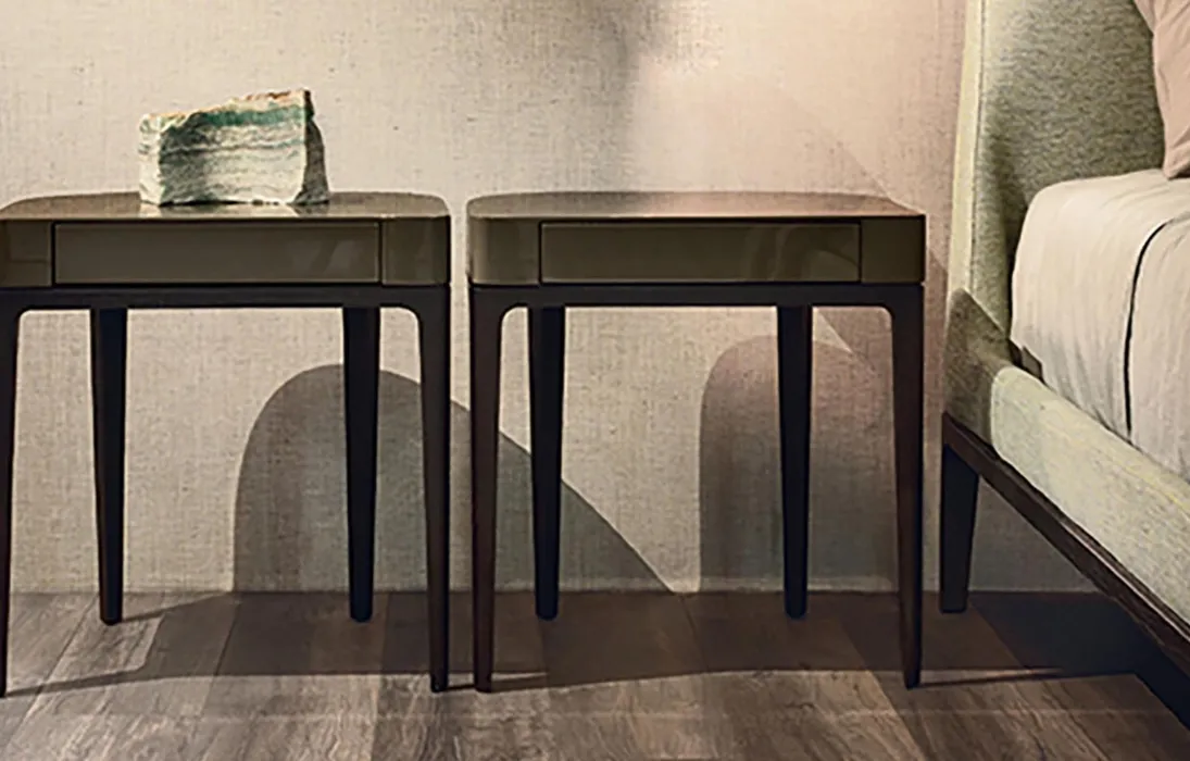 Comodino con cassetto in laccato lucido con base in legno Vic di Lema