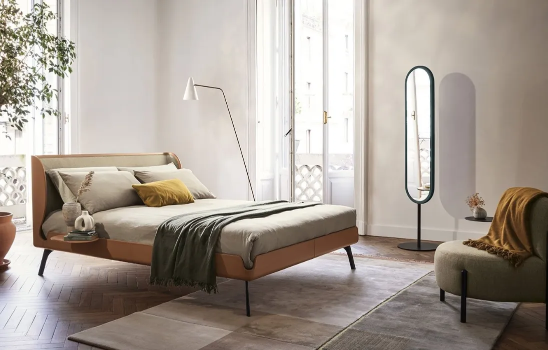 Letto in cuoio con testiera rivestita internamente in tessuto Gabri di Bolzan Letti