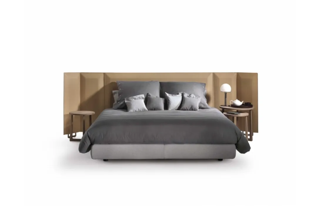 Letto con testiera in legno rivestita in cuoio con pannelli laterali orientabili Eden Plus di Flexform