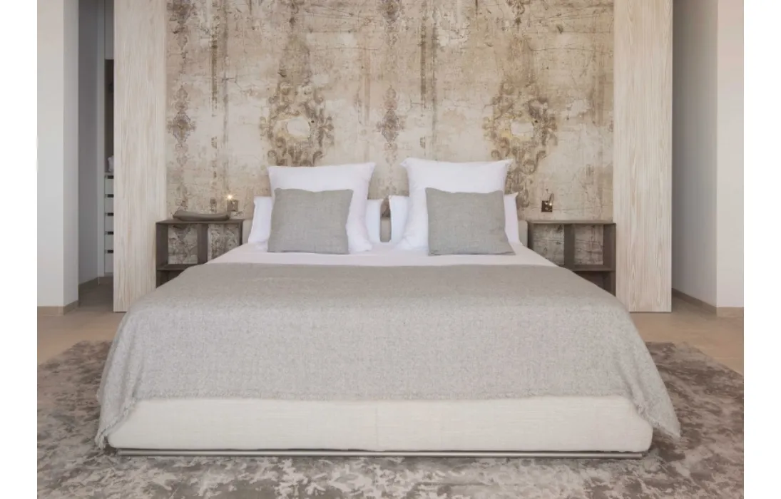 Letto matrimoniale in tessuto imbottito con box contenitore Groundpiece Slim di Flexform