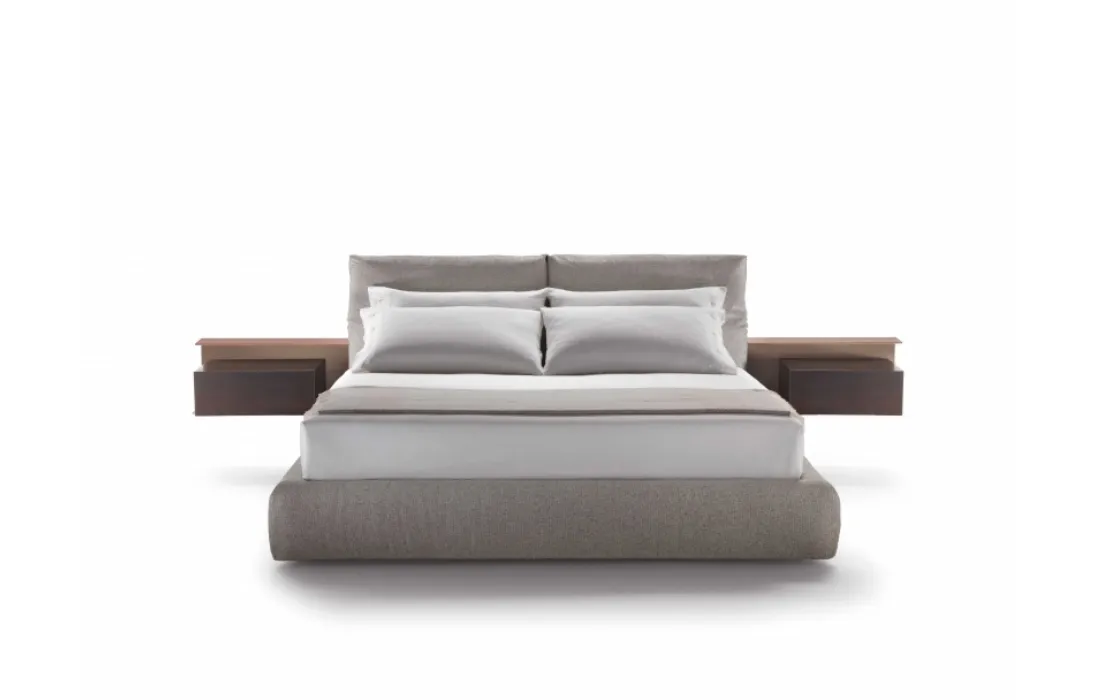 Letto matrimoniale in tessuto con box contenitore e comodini integrati in legno Newbridge di Flexform