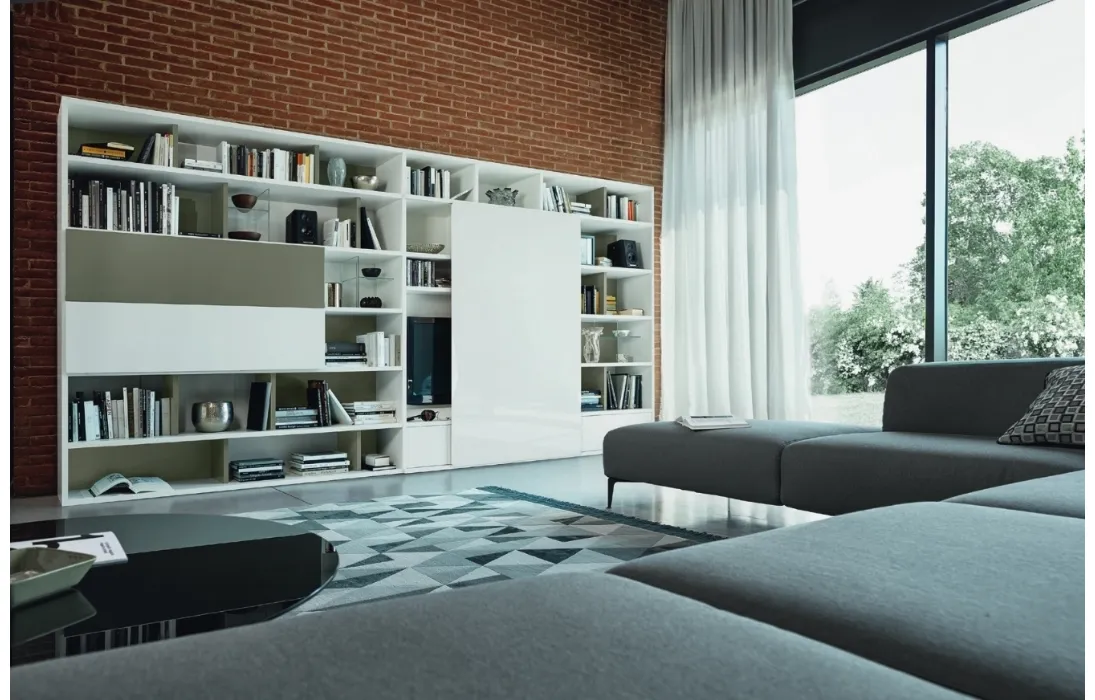 Libreria a muro Modo M6C95 in laccato opaco con anta in vetro lucido di Sangiacomo