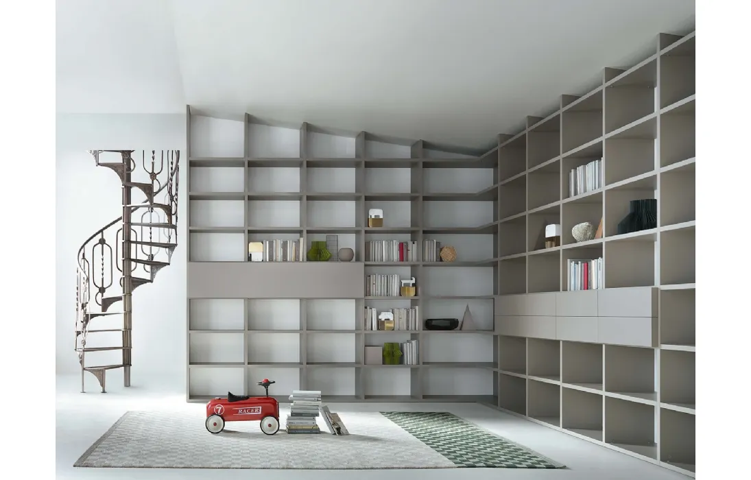 Libreria a muro su misura in laccato opaco Selecta 02 di Lema