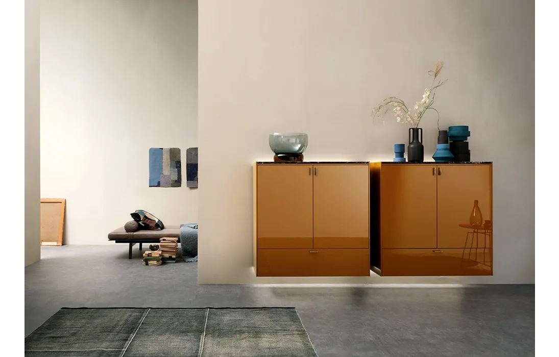 Mobile sospeso Sistema LT40 in laccato lucido Miele di Lema