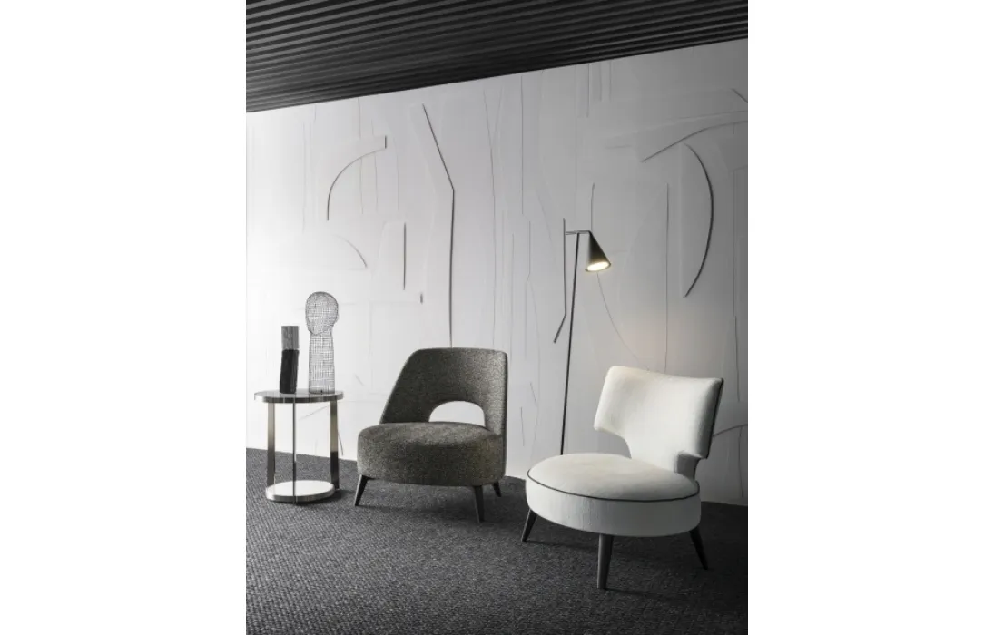 Poltroncina Drop 20 in tessuto con piedi in legno massello di Flexform