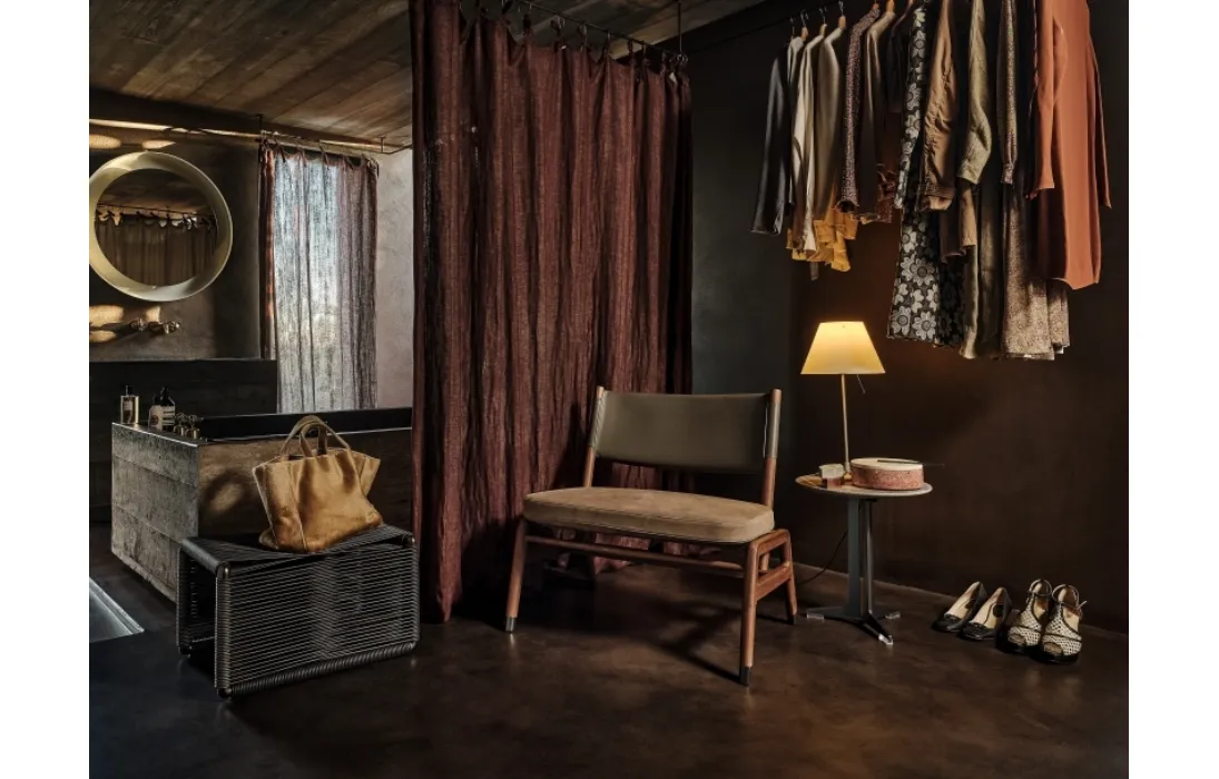 Poltroncina Ortigia SH in legno massello con schienale in cuoio e seduta in tessuto imbottito di Flexform