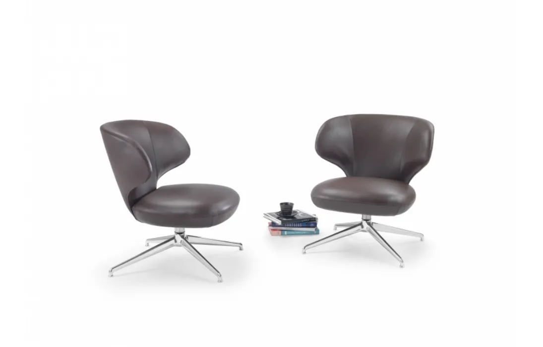 Poltroncina in pelle imbottita con base girevole in alluminio Susanne di Flexform