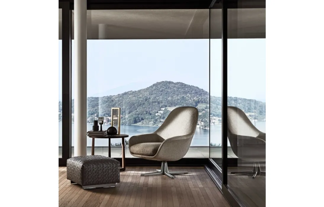 Poltrona Sveva Soft in tessuto imbottito con base girevole in alluminio di Flexform