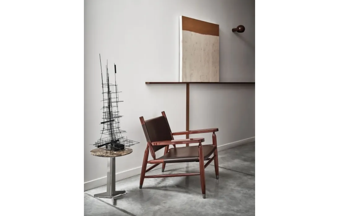 Poltroncina in cuoio con struttura in legno massello Tessa SH di Flexform