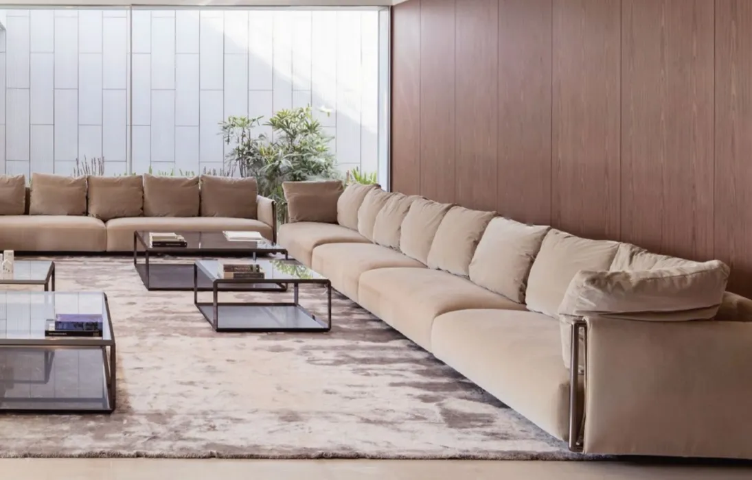 Divano lineare Edmond in tessuto imbottito di Flexform