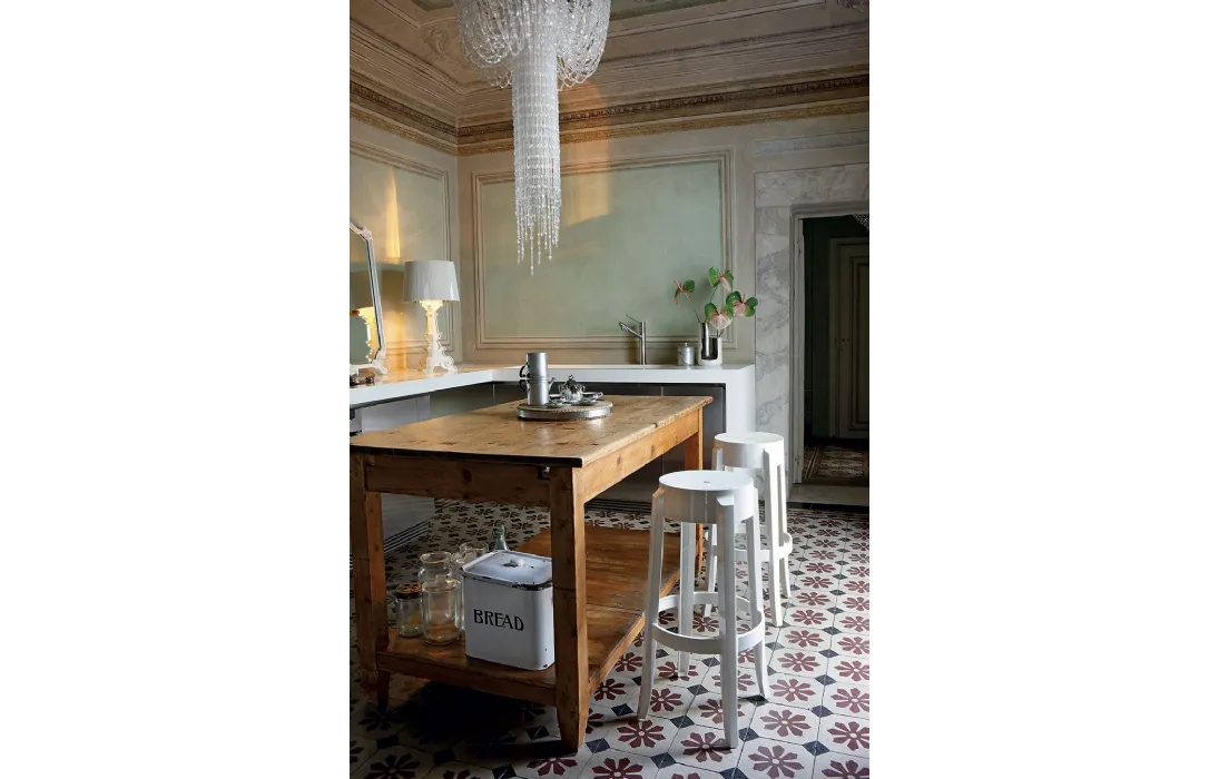 Sgabello impilabile Charles Ghost Stool di Kartell