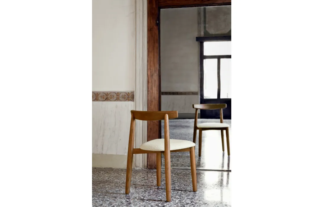 Sedia Claretta Bold in Frassino tinto Noce con seduta imbottita in tessuto di Miniforms