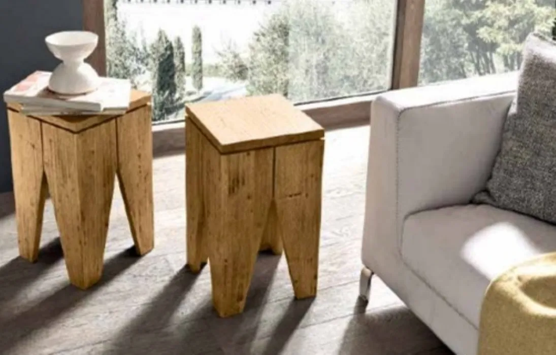 Sgabello Star in legno massiccio anche con funzione di tavolino di FGF Mobili