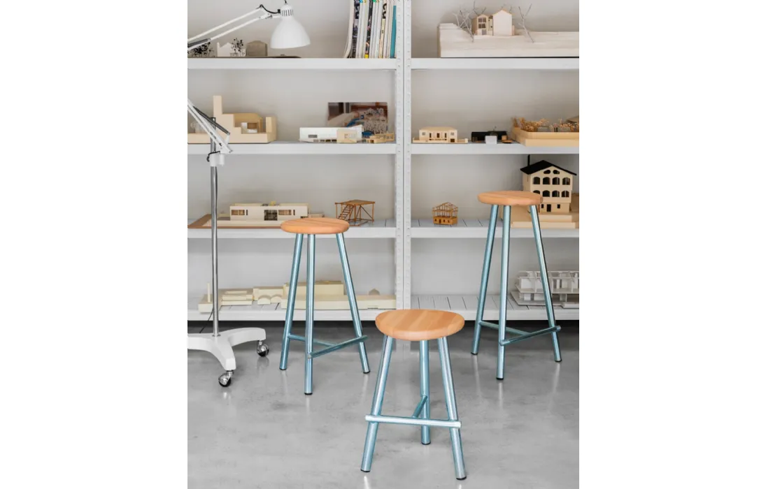 Sgabello con seduta circolare in legno di Faggio e base in metallo zincato Milk di Miniforms