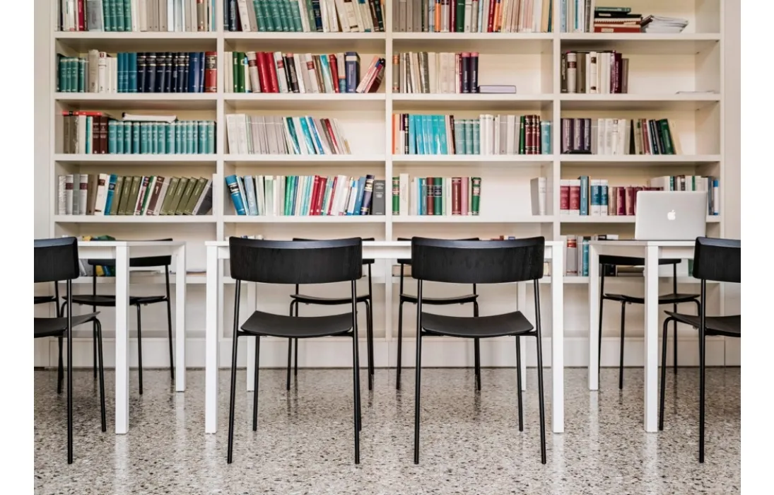 Sedia impilabile in legno Mito di Midj