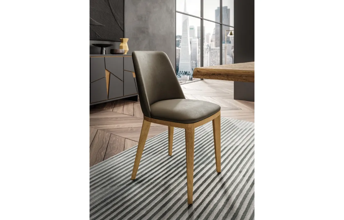 Sedia Nesty2 in pelle con gambe in legno di FGF Mobili