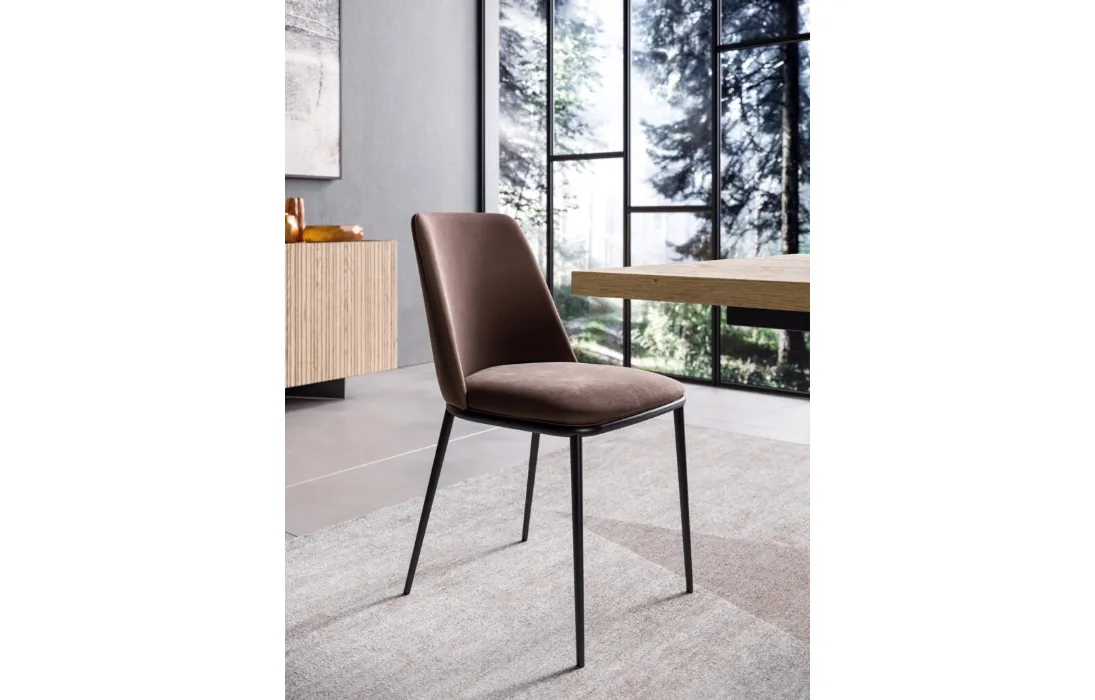 Sedia Nesty2 in velluto con gambe in metallo di FGF Mobili