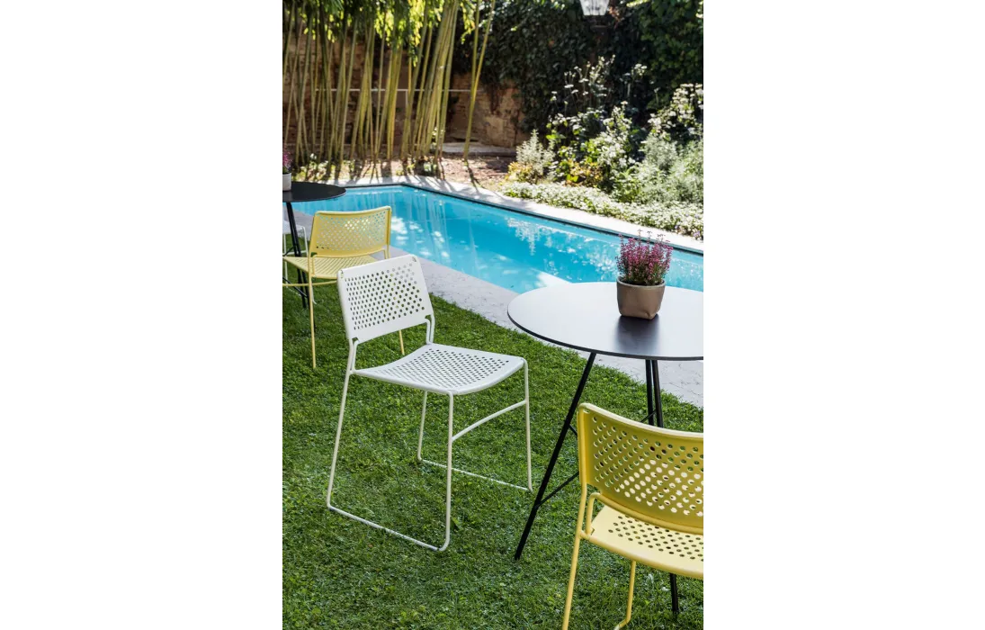 Sedia impilabile in acciaio con gambe a slitta Slim S M di Midj