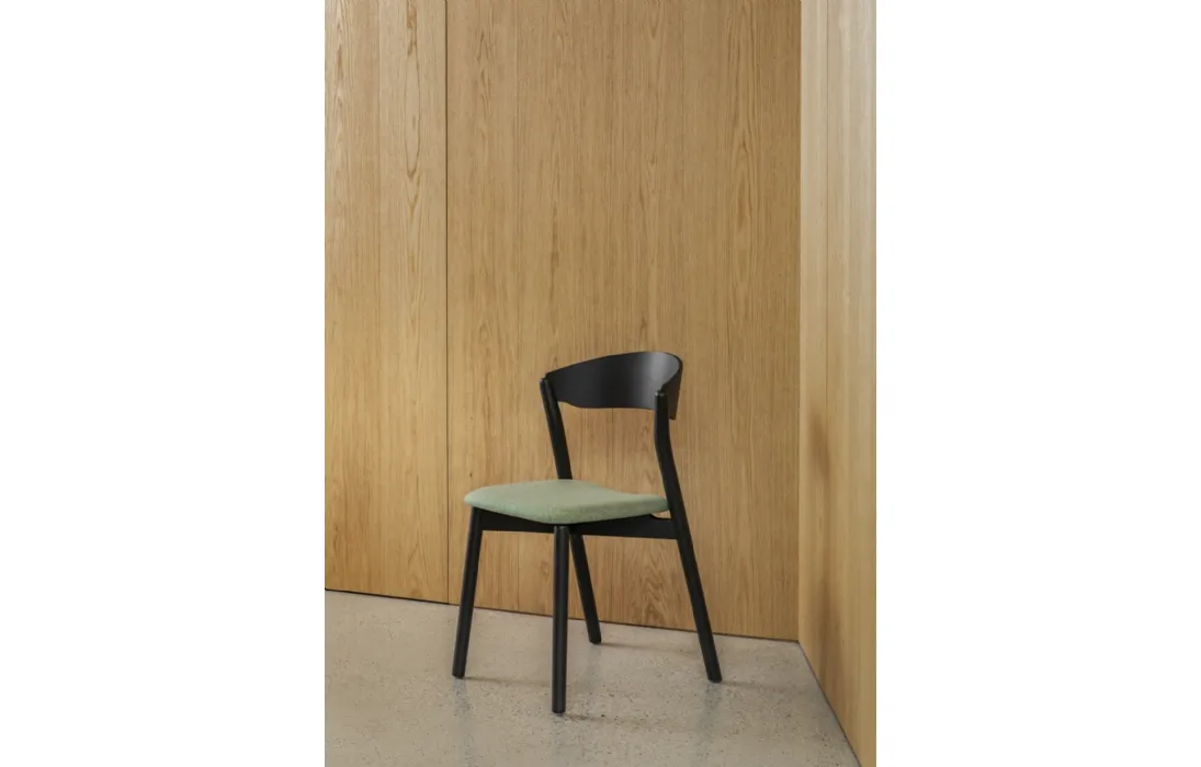 Sedia impilabile in Rovere Nero con seduta in tessuto imbottito Tube di Miniforms