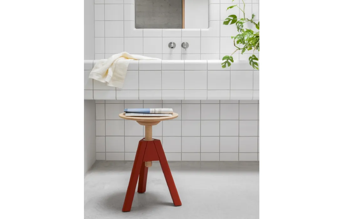 Sgabello regolabile Vitos in legno laccato Rosso con seduta circolare di Miniforms
