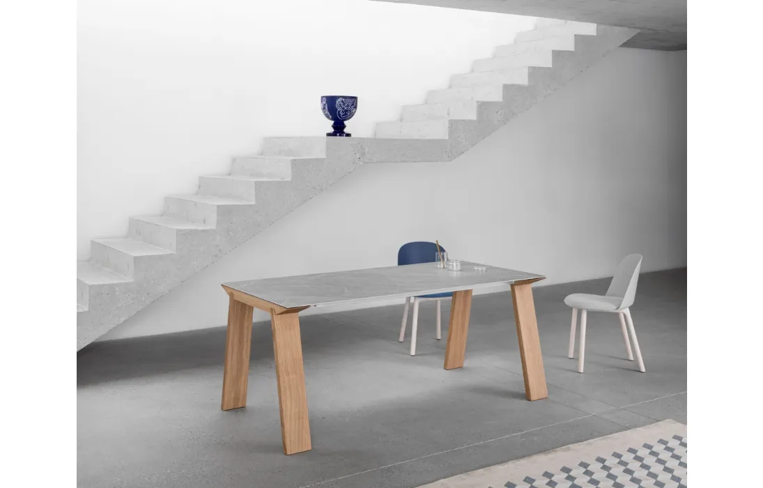Tavolo allungabile con gambe in legno massello e top in essenza impiallacciata su alluminio Artù di Miniforms