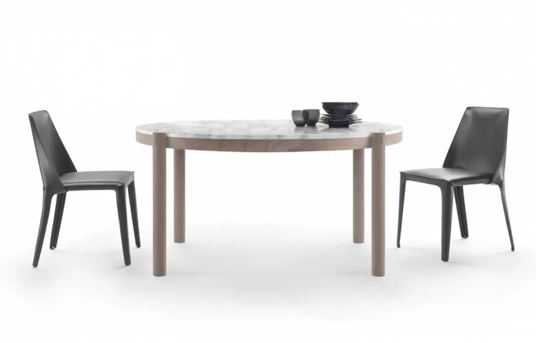 Tavolo rotondo Gustav con piano in marmo bianco di Carrara e base in legno massello di Flexform