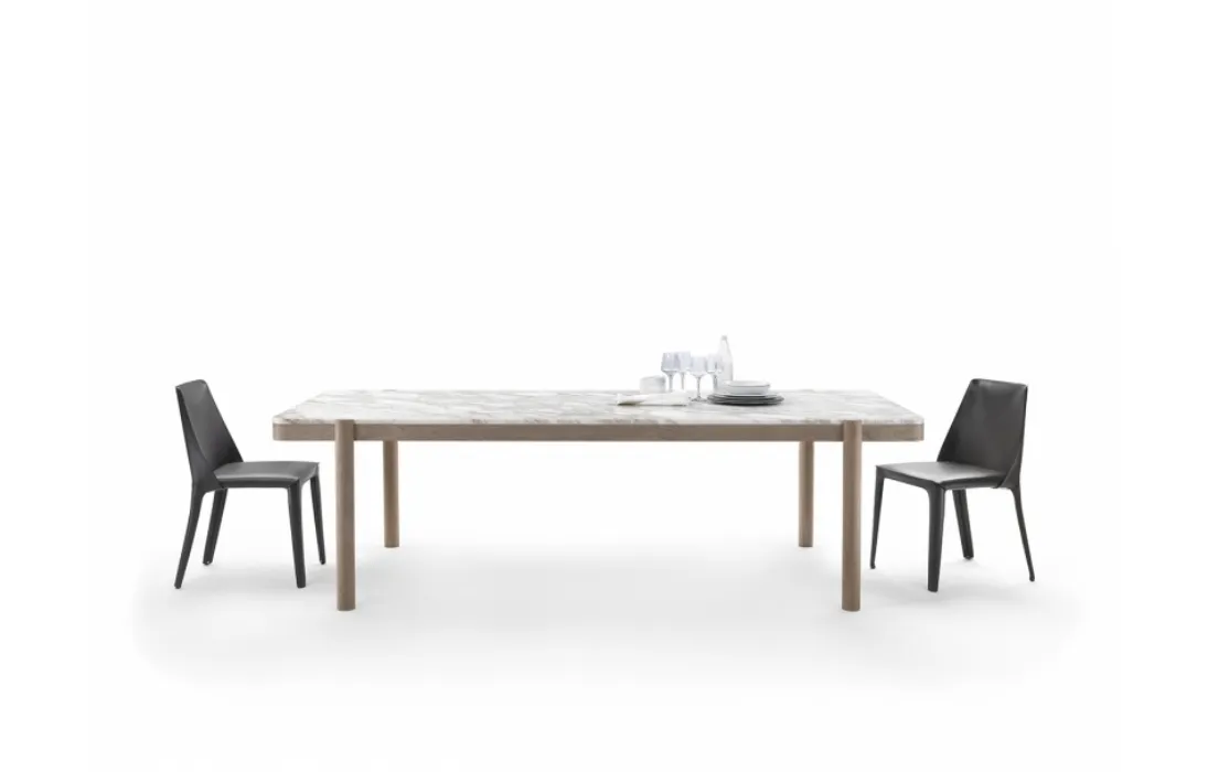 Tavolo rettangolare Gustav con piano in marmo bianco di Carrara e base in legno massello di Flexform