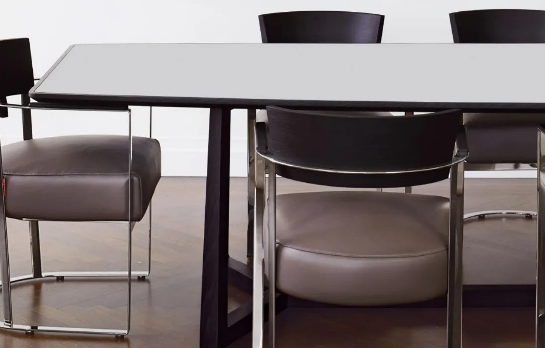 Tavolo con piano in legno laccato e base in legno massello Gipsy di Flexform