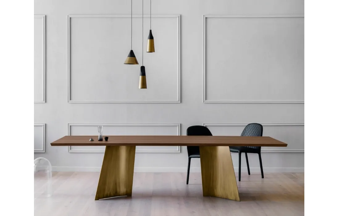 Tavolo Maggese con top in legno e base laccata finitura Bronze di Miniforms
