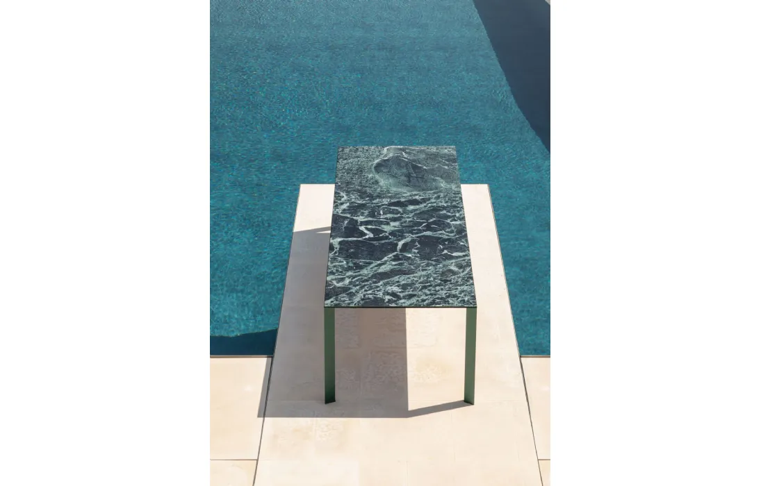 Tavolo Akashi in ceramica di Midj