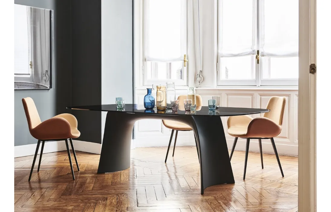 Tavolo di design con top in vetro e base in Baydur Moonlight di Midj