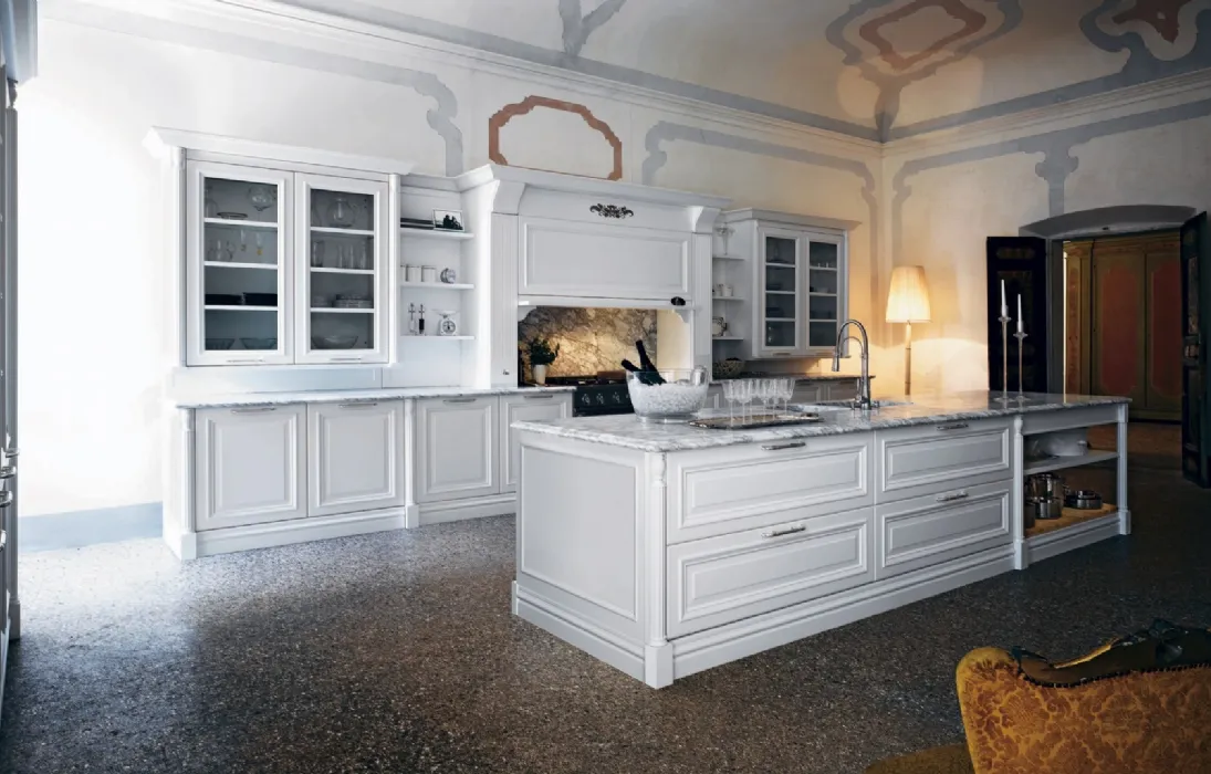 Cucina Classica con isola in laccato bianco opaco con top in marmo di Carrara bianco levigato opaco Elite Beauty di Cesar