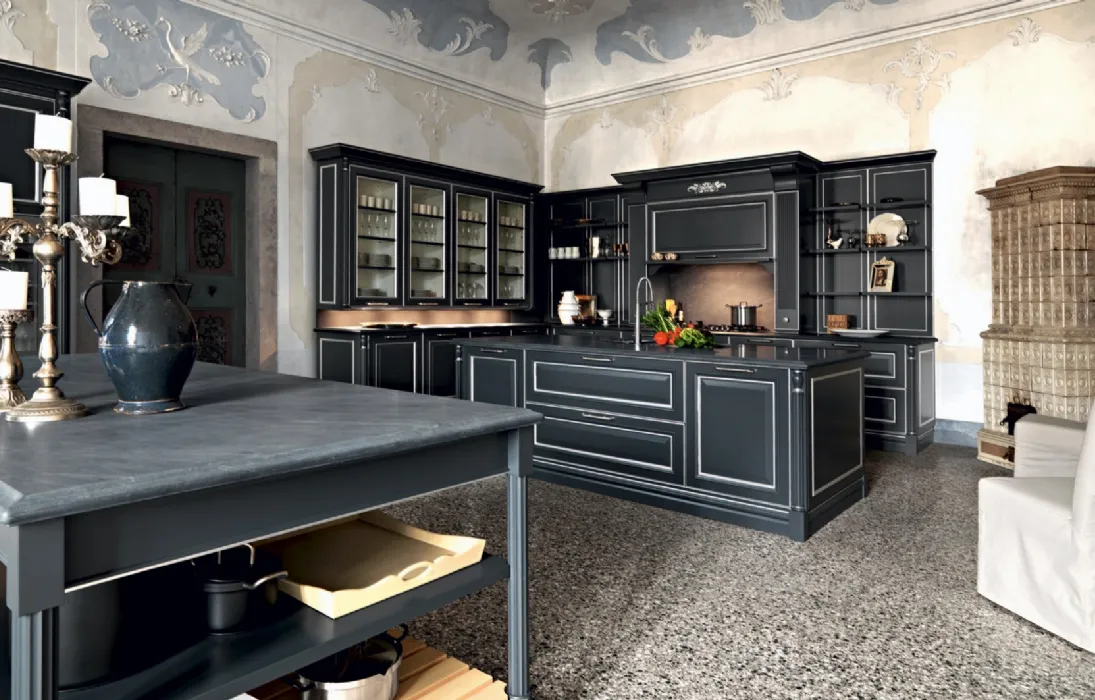 Cucina Classica con isola in laccato opaco con particolari in finitura argento spazzolato e top in marmo di Carrara grigio levigato Elite Tale of sense di Cesar