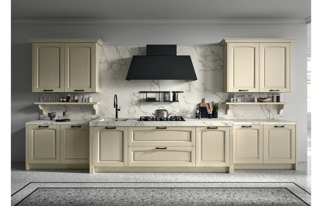 Cucina Classica lineare in legno di Frassino finitura decapè Avorio e top in Dekton effetto marmo Emma di Arredo3