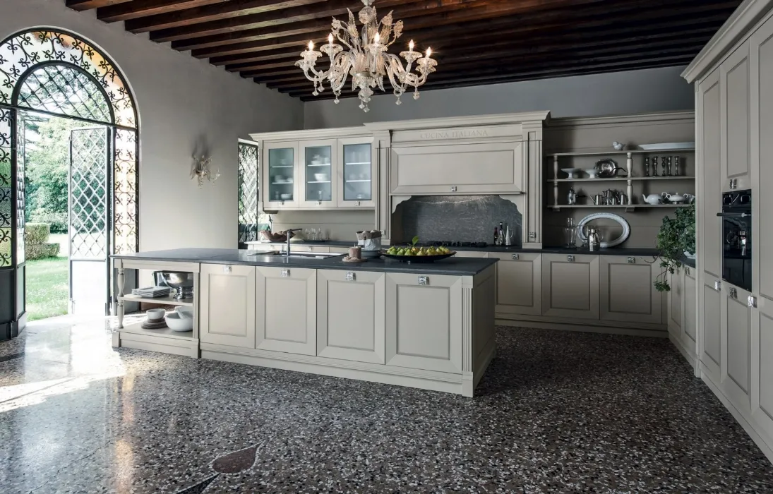 Cucina Classica angolare in laccato grigio perla con isola Etoile Graceful Joy di Cesar