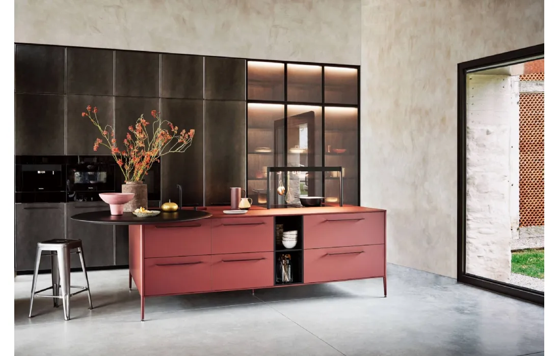 Cucina Design con isola Unit Local Gentility in Fenix Rosso Jaipur con piano snack in Rovere corvino di Cesar