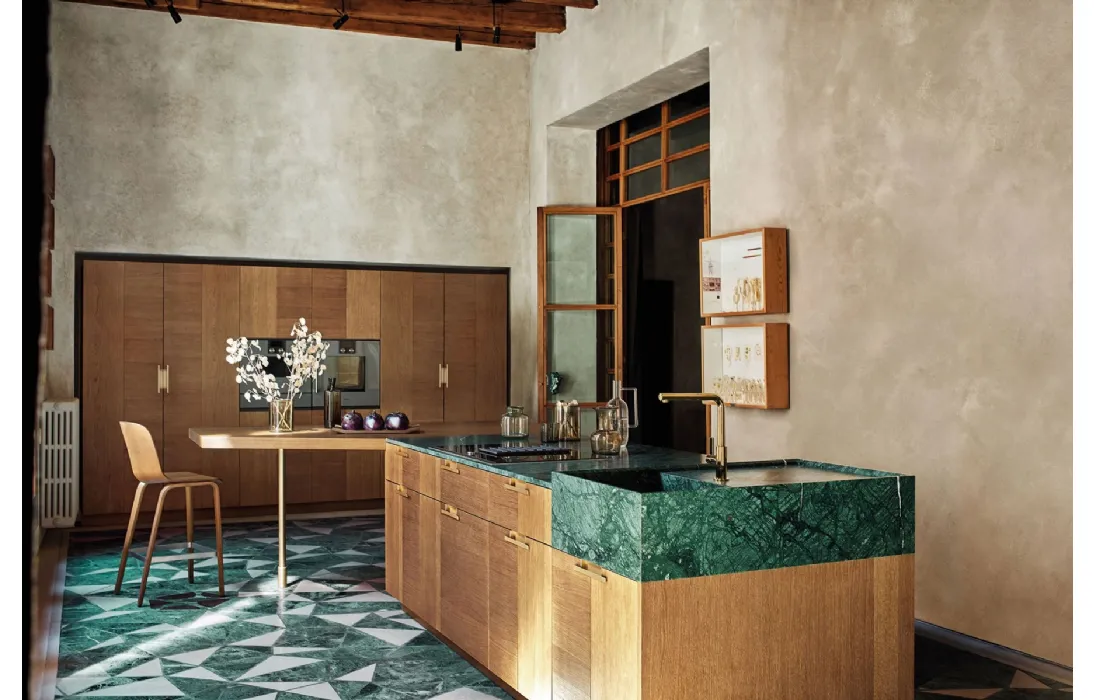 Cucina Design con isola e penisola Intarsio Art & Order in Rovere Mediterraneo con top in marmo Verde Guatemala di Cesar