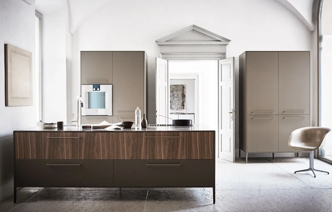 Cucina Design lineare Unit Everyday Museum in laccato seta e Noce Canaletto di Cesar