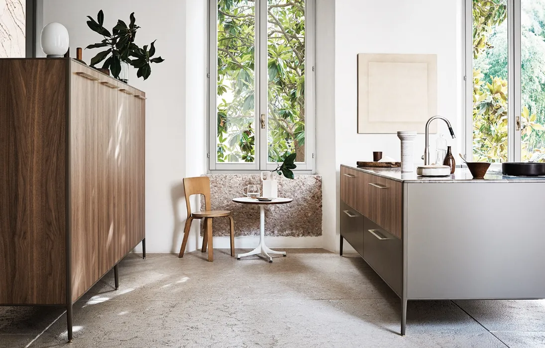 Cucina Design lineare Unit Everyday Museum in laccato seta e Noce Canaletto con top in marmo grigio di Cesar