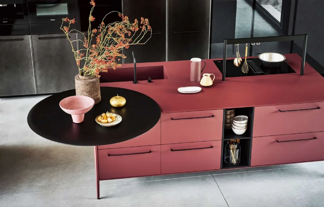 Cucina Design lineare Unit Vernacular Gentility in laminato Fenix rosso jaipur con piano snack in rovere corvino di Cesar