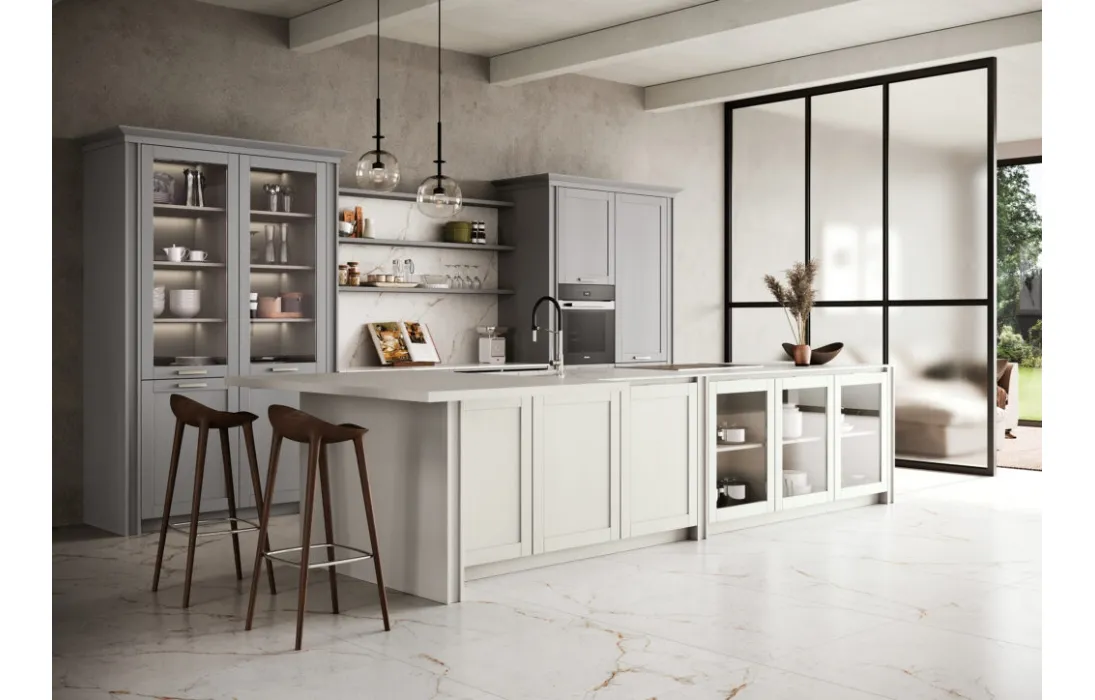 Cucina Moderna con isola in legno massiccio di abete laccato Bianco Fumo e Grigio Polvere Maestrale M08 di Scandola