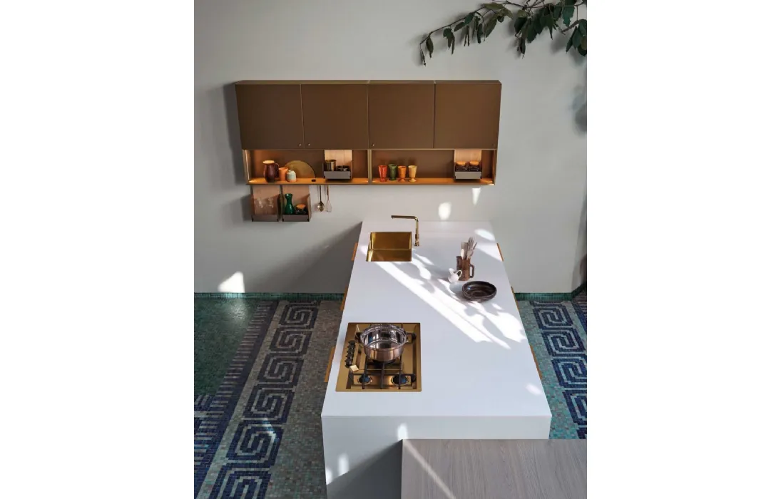 Cucina Moderna lineare Maxima Stilish Flare in laminato Fenix bianco, tavolo in olmo sbiancato e pensili in laccato metallico di Cesar