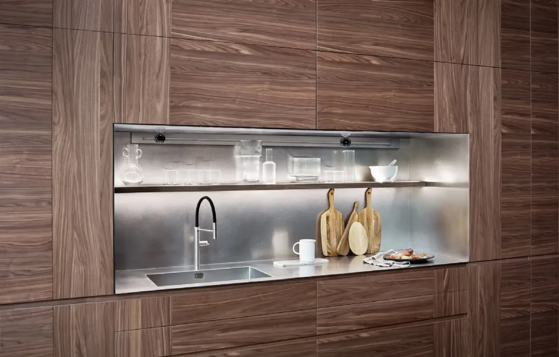 Cucina su misura lineare Intarsio Time Bridge in Noce Desaturato con nicchia in acciaio inox matt di Cesar